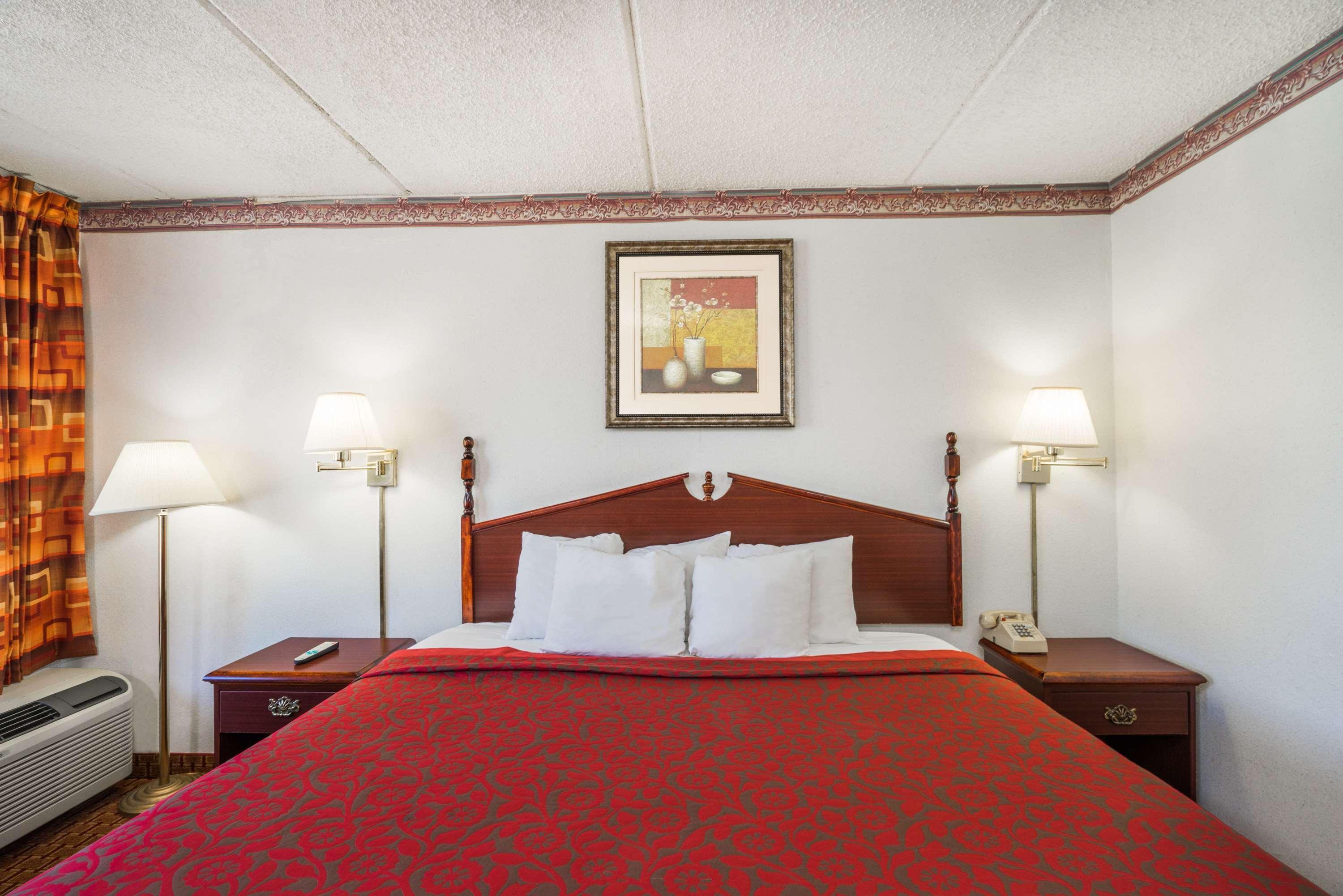 Days Inn By Wyndham Hurricane Mills Экстерьер фото