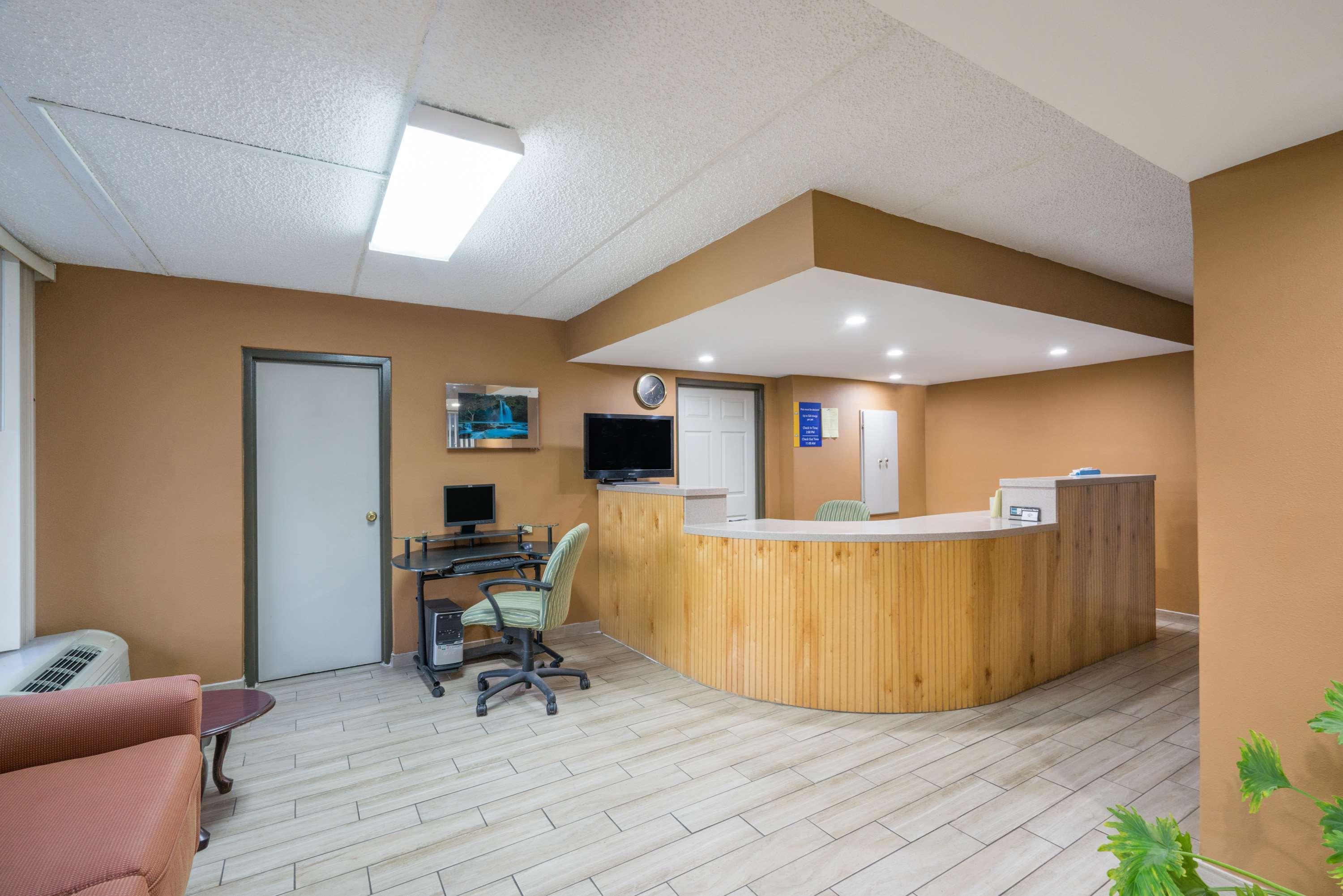 Days Inn By Wyndham Hurricane Mills Экстерьер фото