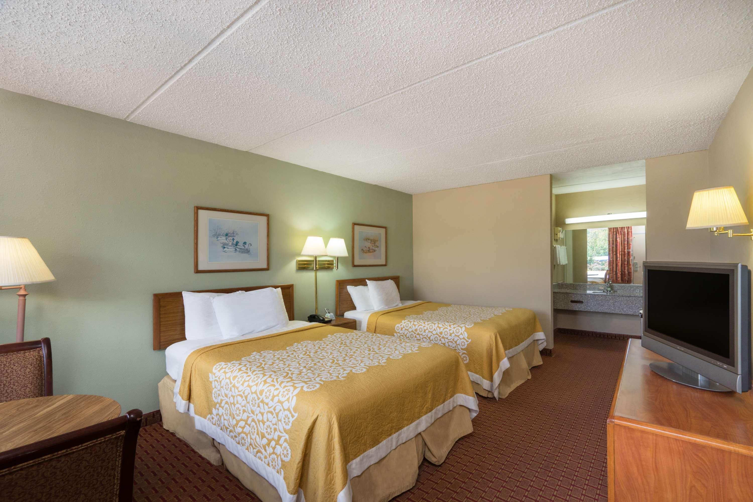 Days Inn By Wyndham Hurricane Mills Экстерьер фото
