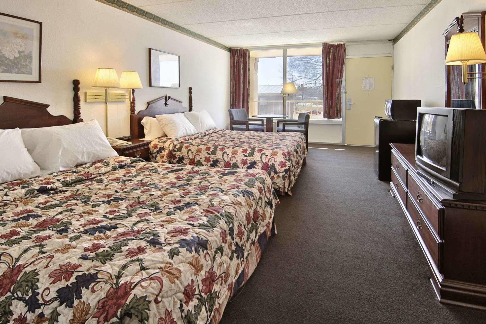 Days Inn By Wyndham Hurricane Mills Экстерьер фото