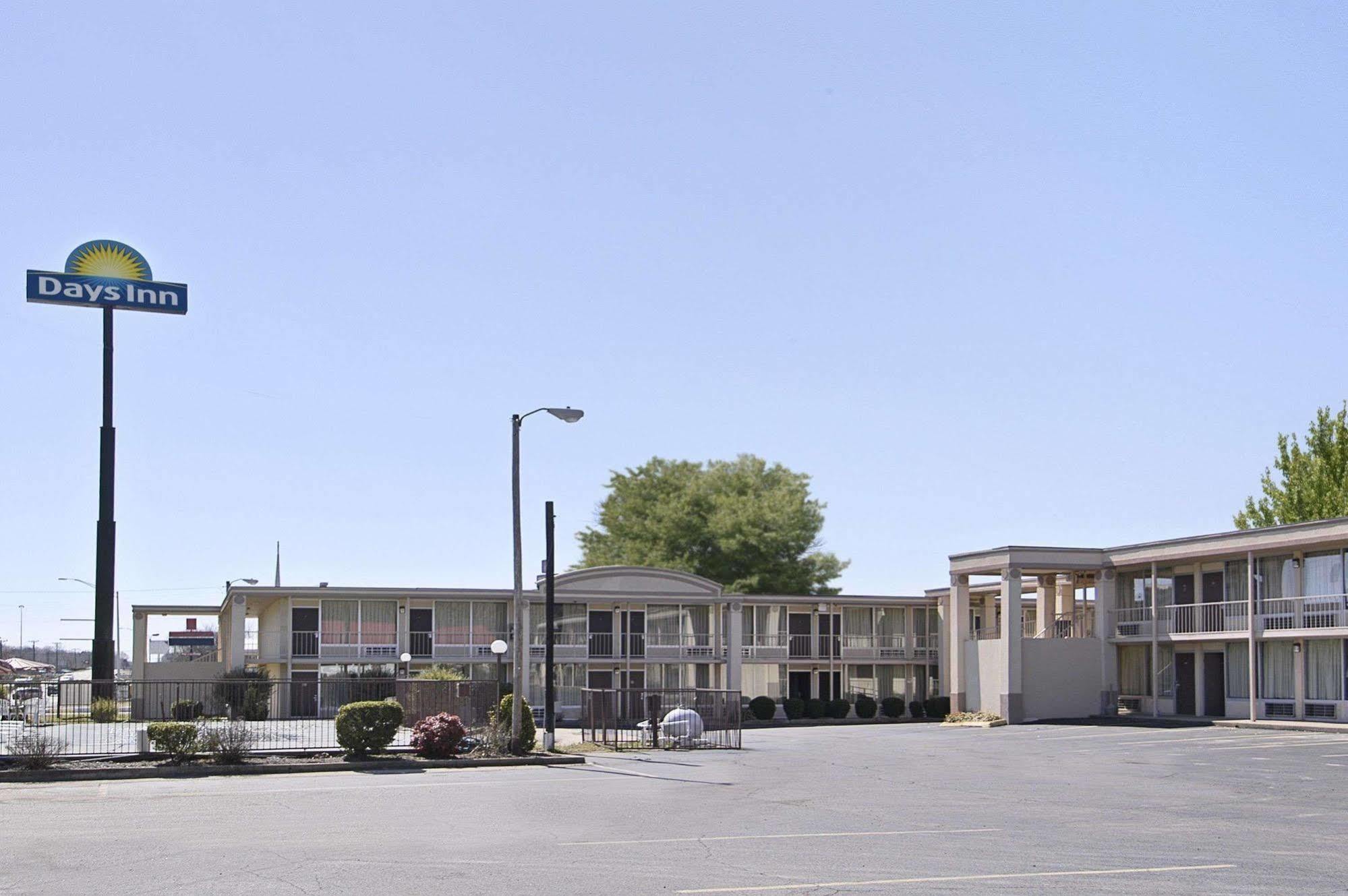 Days Inn By Wyndham Hurricane Mills Экстерьер фото