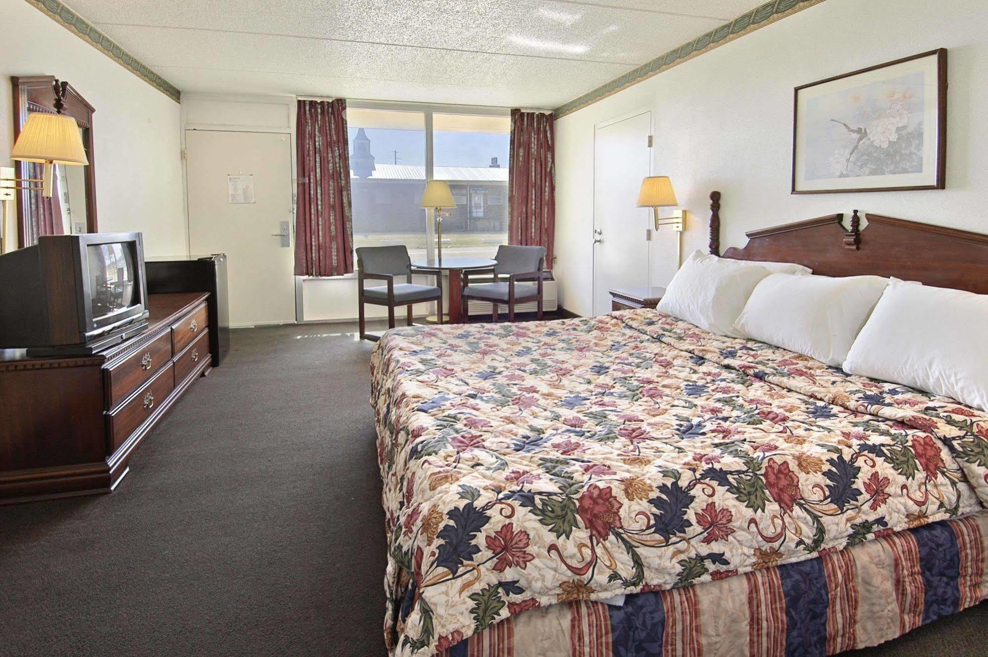 Days Inn By Wyndham Hurricane Mills Экстерьер фото
