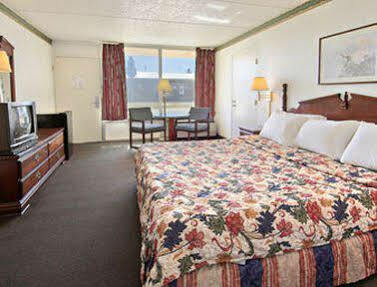 Days Inn By Wyndham Hurricane Mills Экстерьер фото
